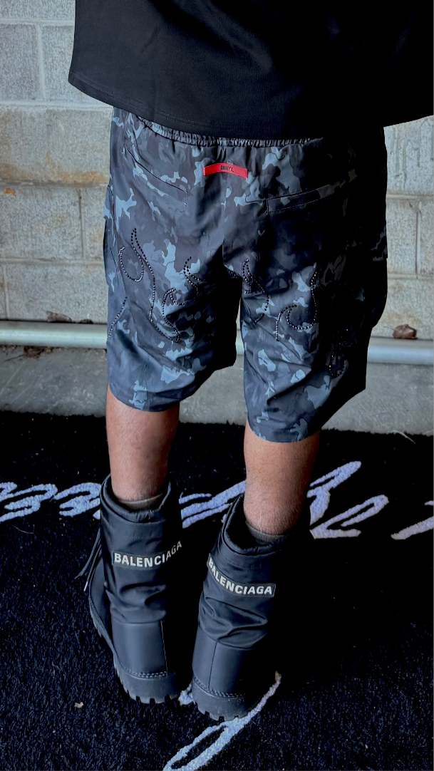 ONYX WAISTBAND CARGO SHORTS IN BLACK CAMO