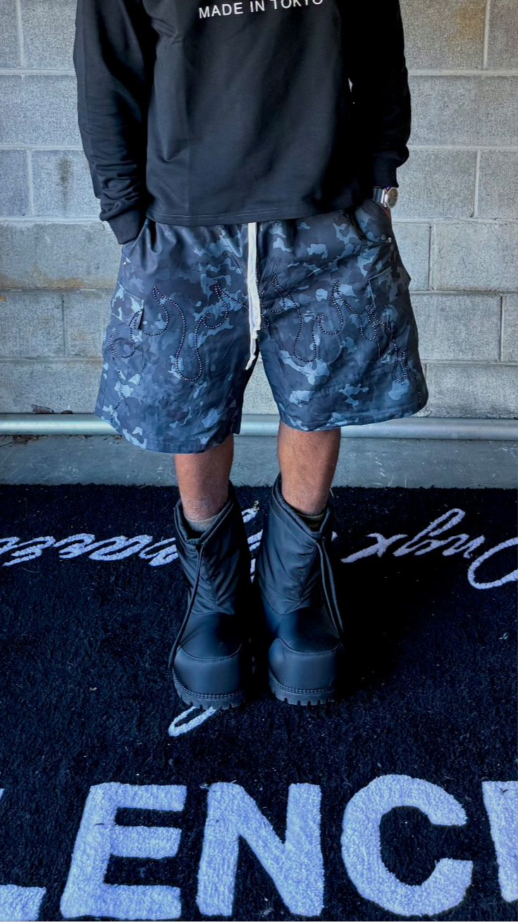 ONYX WAISTBAND CARGO SHORTS IN BLACK CAMO